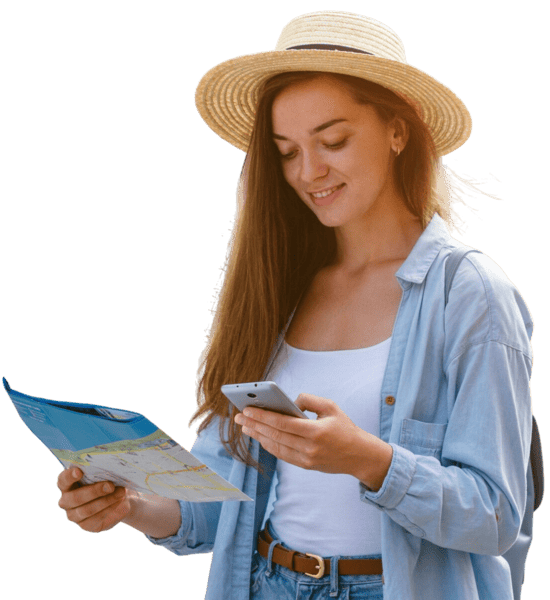 mulher-viajante-no-chapeu-procurando-a-direcao-certa-no-mapa-de-viagem-enquanto-viaja-pela-europa-estilo-de-vida-de-ferias-e-viagens (1)