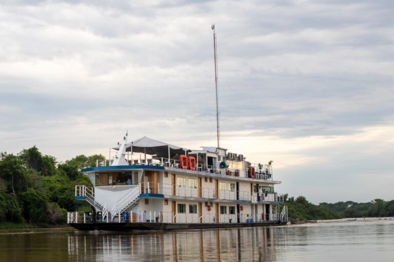 Embarcação, chalana, Pantanal Foto Hipe