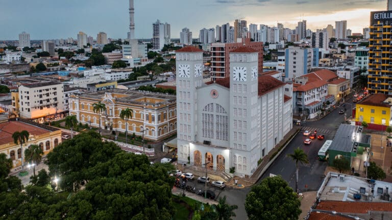 Fotografia aérea de área urbana de Cuiabá, capital do Mato Grosso