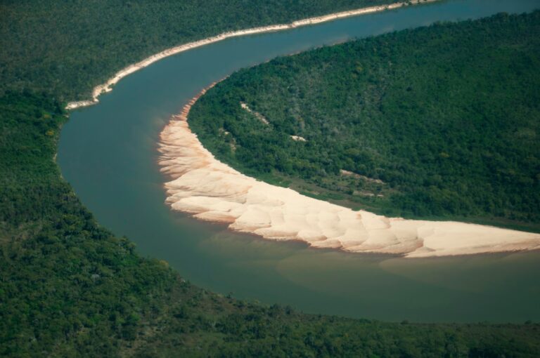Vista aérea do Rio Culuene com banco de areia Pulsar Imagens