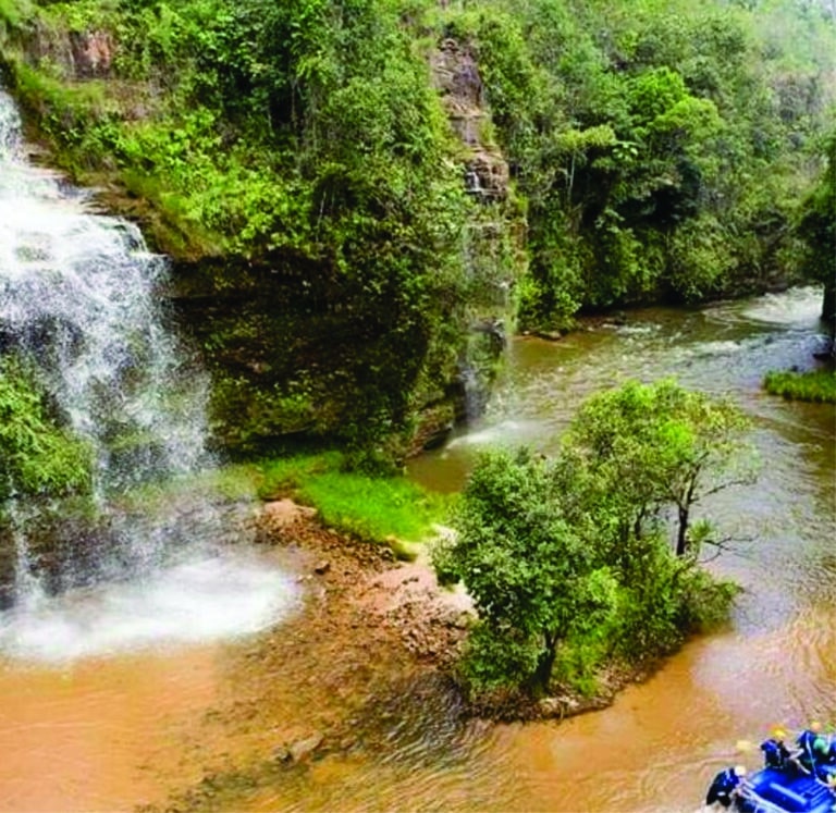 cachoeira-da-fumaça-jaciara-mt-cerrado-brasil-ecoturismo