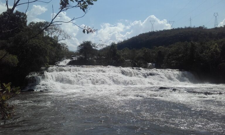 cachoeira-da-fumaça-jaciara-mt-cerrado-brasil-natureza